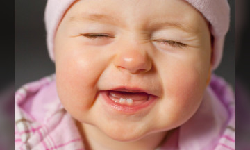 Tips Mengatasi Keluhan Yang Muncul Saat Bayi Tumbuh Gigi
