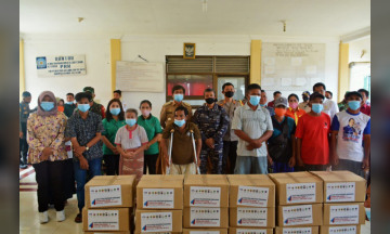 Lanal Nias Bantu Pengamanan dan Pendistribusikan Bansos dari Provinsi Sumatera Utara di Pulau Pulau Batu Nias Selatan