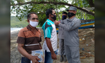 Kantor Kamla Zona Maritim Timur Bagikan Ratusan Masker Kain Kepada Nelayan Dusun Seri