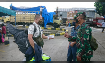 Personel Pos TNI AL Gunung Sitoli Lanal Nias Bersama Tim Satgas Pencegahan Covid-19 Laksanakan Tes Rapid Penumpang Kapal