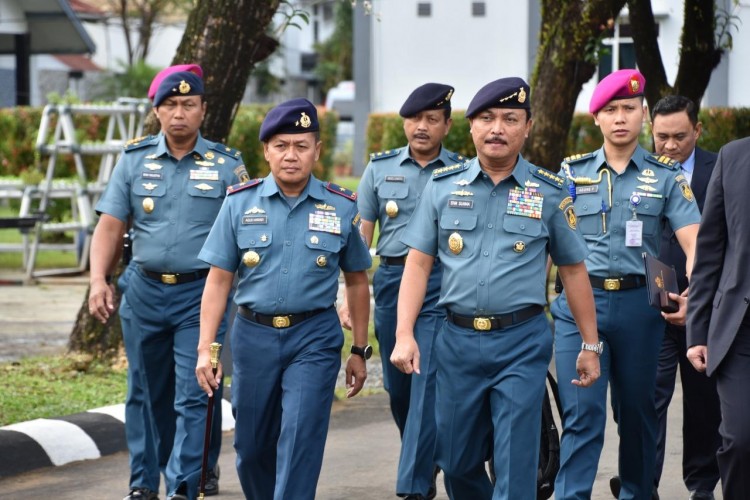PENYERAHAN DUA UNIT KAL 28 METER PERKUAT ALUTSISTA TNI AL