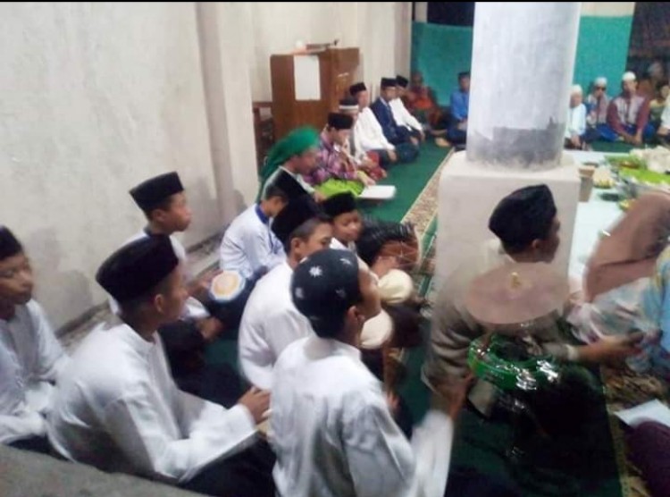 Memperingati Maulid Nabi Di Masjid Nurul Huda Rajawetan