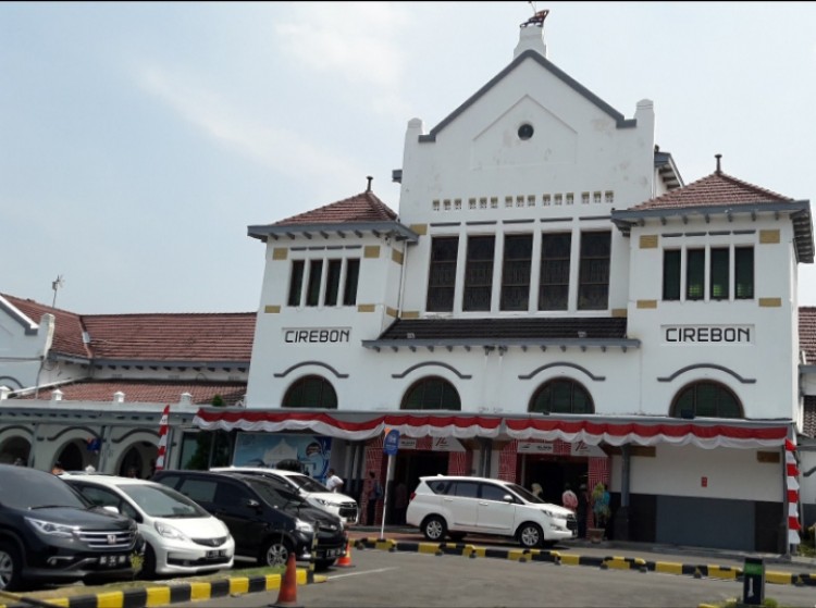 Megah Dan Artistiknya Stasiun Cirebon