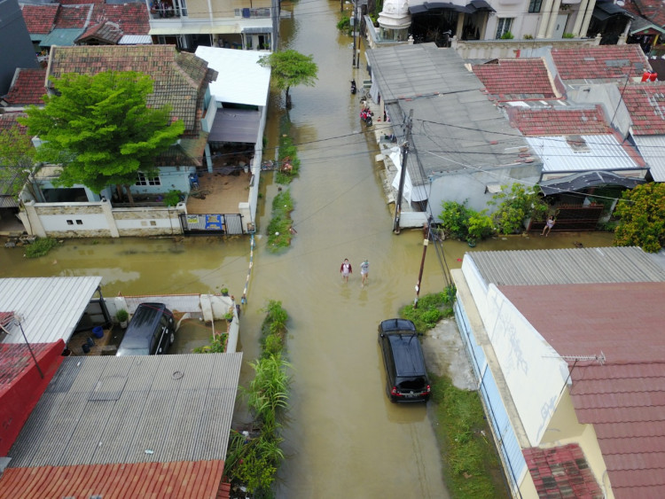 Drainase Buruk Penyebab Banjir di Perumahan Harapan Indah Bekasi 